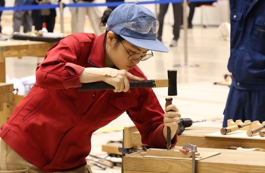 【金賞】木材加工職種 門司 亜桐 選手