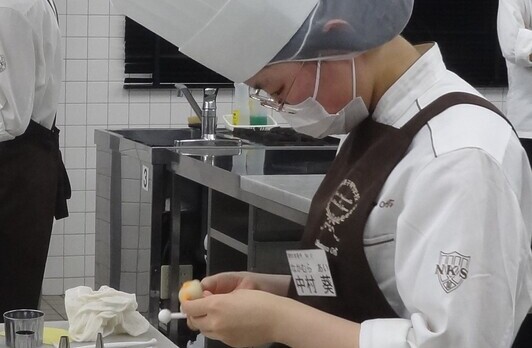 【銅賞】洋菓子製造 中村　葵 選手