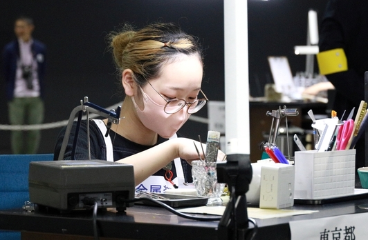 【銀賞】貴金属装身具 飯島　慶 選手