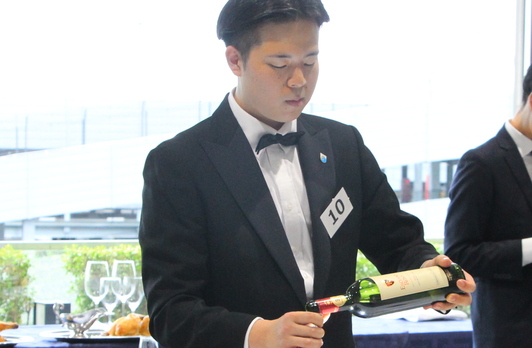 【銀賞】レストランサービス 横田　龍矢 選手