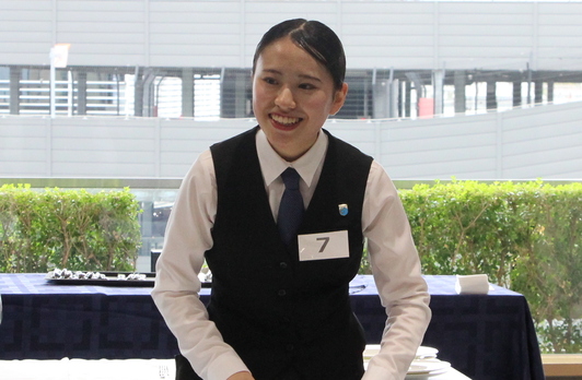 【銅賞】レストランサービス 大久保　早弥乃 選手